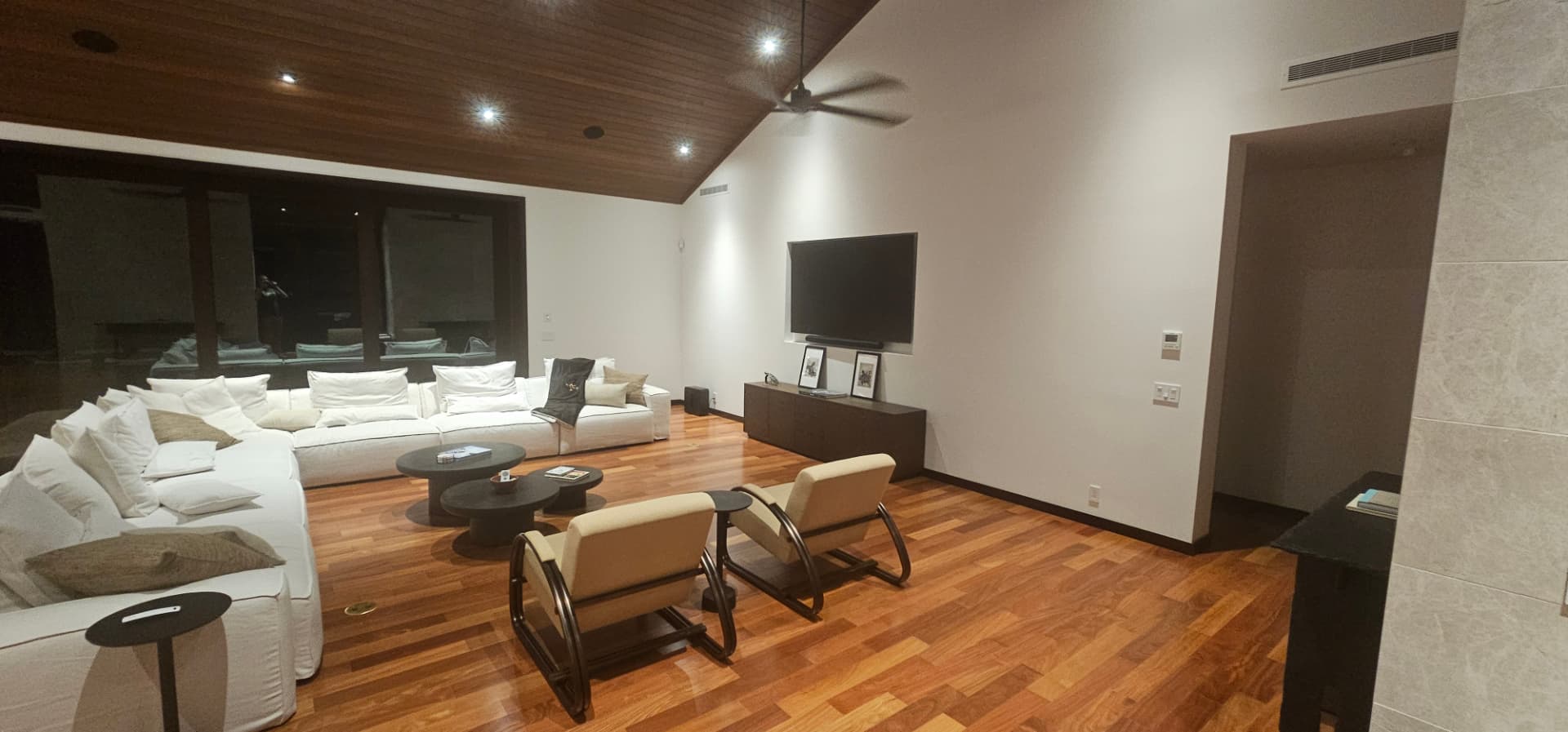 Living room with smooth warm white walls and a wood plank ceiling